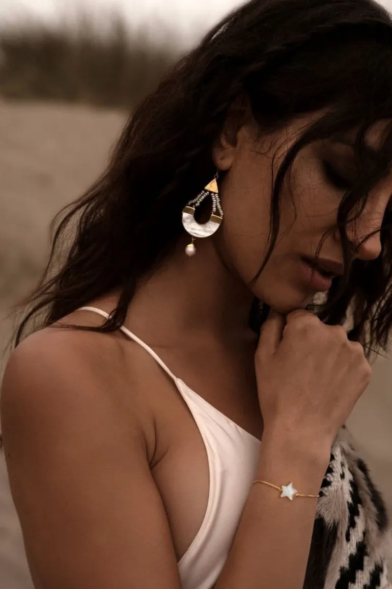 Bracelets<CULT MIA ADJUSTABLE GOLD STAR BRACELET Gold & White