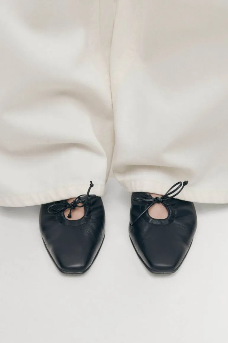 Heels<CULT MIA AMAR LEATHER MULES IN BLACK