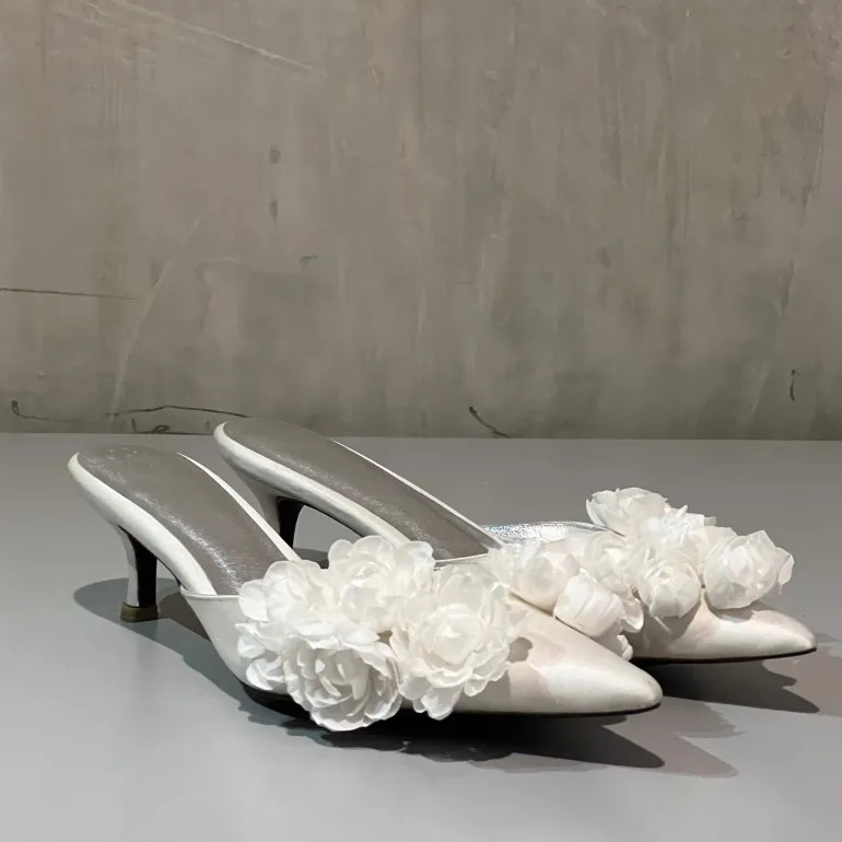 Heels<CULT MIA CAMELIA CREAM BLOOM HEELS White