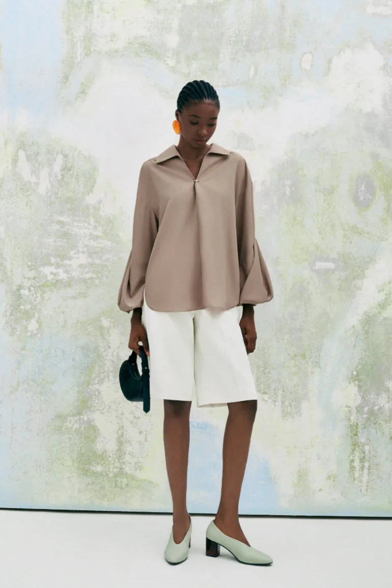 Tops<CULT MIA CHAMOMILE STRAIGHT COLLARED NECK POPLIN HIGH-LOW SHIRT IN BEIGE Brown