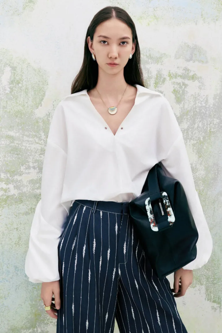Tops<CULT MIA CHAMOMILE STRAIGHT COLLARED NECK POPLIN HIGH-LOW SHIRT IN White