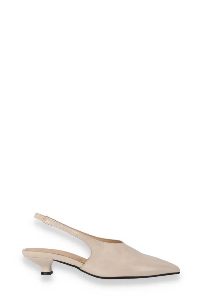 Heels<CULT MIA EROS LEATHER PUMPS IN CREAM