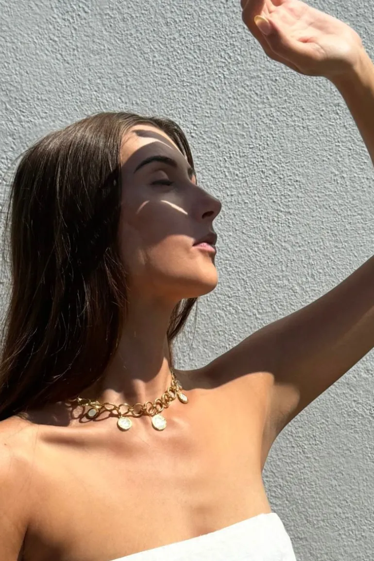 Necklaces<CULT MIA FORGED CIRCULAR GOLD NECKLACE Gold & White