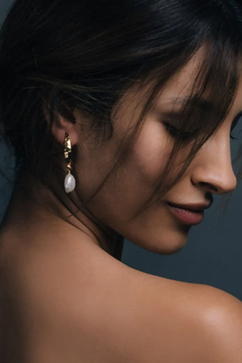 Earrings<CULT MIA HAMMERED GOLD BAROQUE PEARL EARRINGS Gold & White
