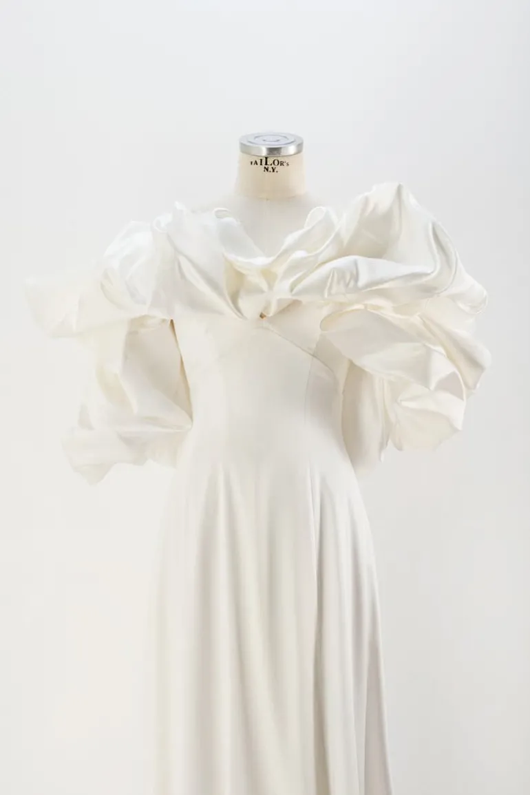 Outfit Sets<CULT MIA MINIMALISTIC SIMPLE GOWN WITH REMOVABLE MERINGUE FLOUNCES TRAIN Creamy White