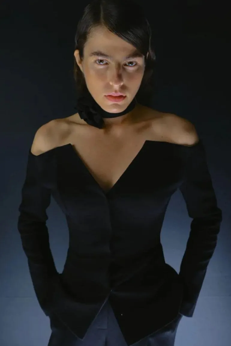 Tops<CULT MIA OFF-SHOULDER STRUCTURED JACKET Black