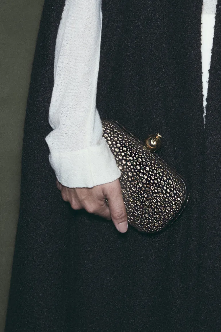 Clutch Bags<CULT MIA POMEGRANATE ON MORNING DEW GOLD BOX CLUTCH Gold & Black