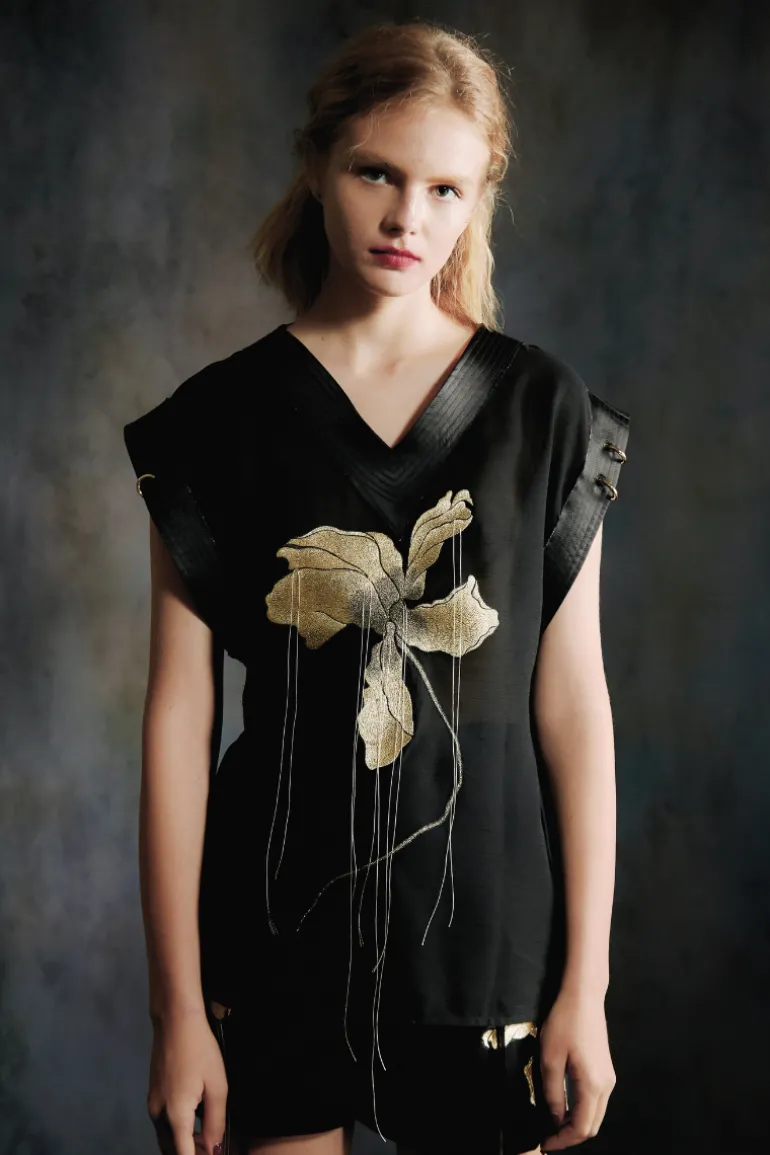 Tops<CULT MIA RELAXED EMBROIDERED TOP Black & Gold