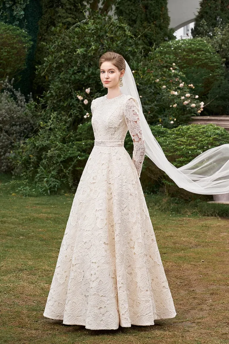 Dresses | Gowns<CULT MIA ROUND NECKLINE SEMI-CIRCULAR GOWN WITH REMOVABLE BELT Cream