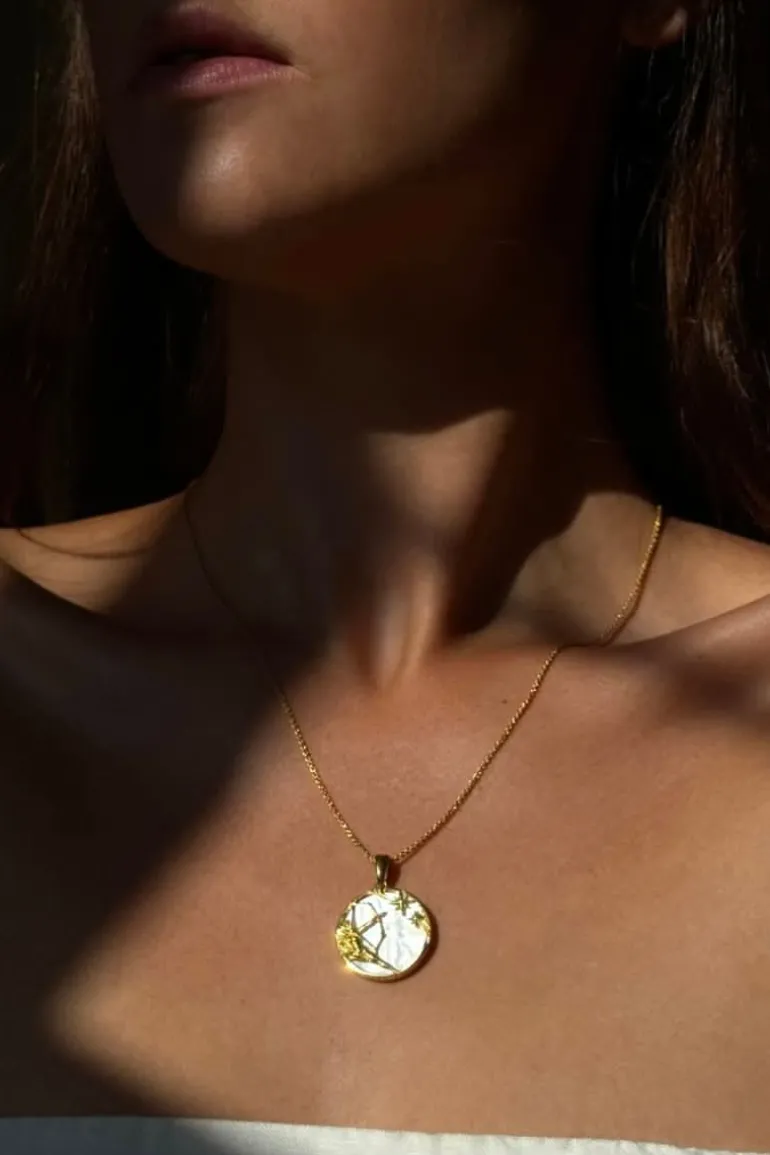 Necklaces<CULT MIA SAGITTARIUS 18CT GOLD PLATED ZODIAC NECKLACE Gold & White