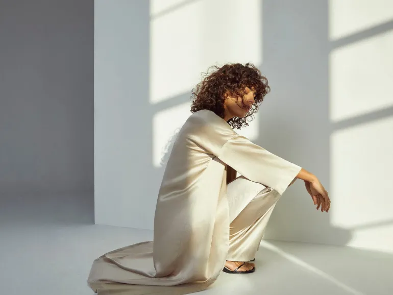Sleep & Loungewear<CULT MIA SILK MIDI KIMONO Oyster