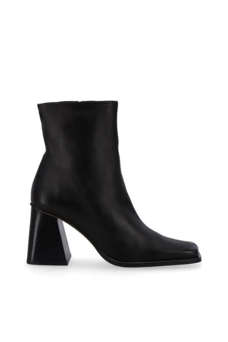 Boots<CULT MIA SOUTH ANKLE BOOTS IN BLACK