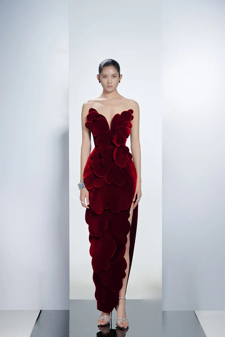 Dresses<CULT MIA V-NECK PETAL STRAPLESS VELVET MAXI DRESS IN RED Burgundy Red
