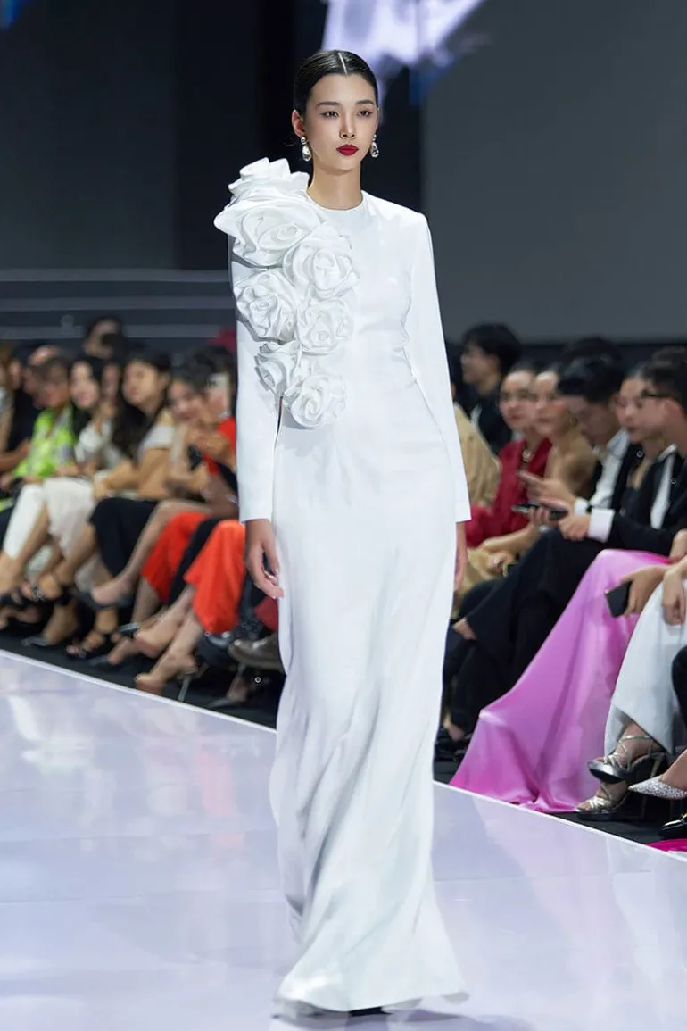 Dresses | Gowns<CULT MIA LONG SLEEVES DRESS WITH DRAPED ROSES DETAIL White