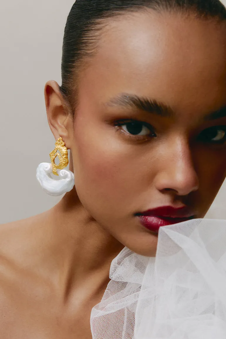 Earrings<CULT MIA WHITE WHIRLPOOL EARRINGS White & Gold